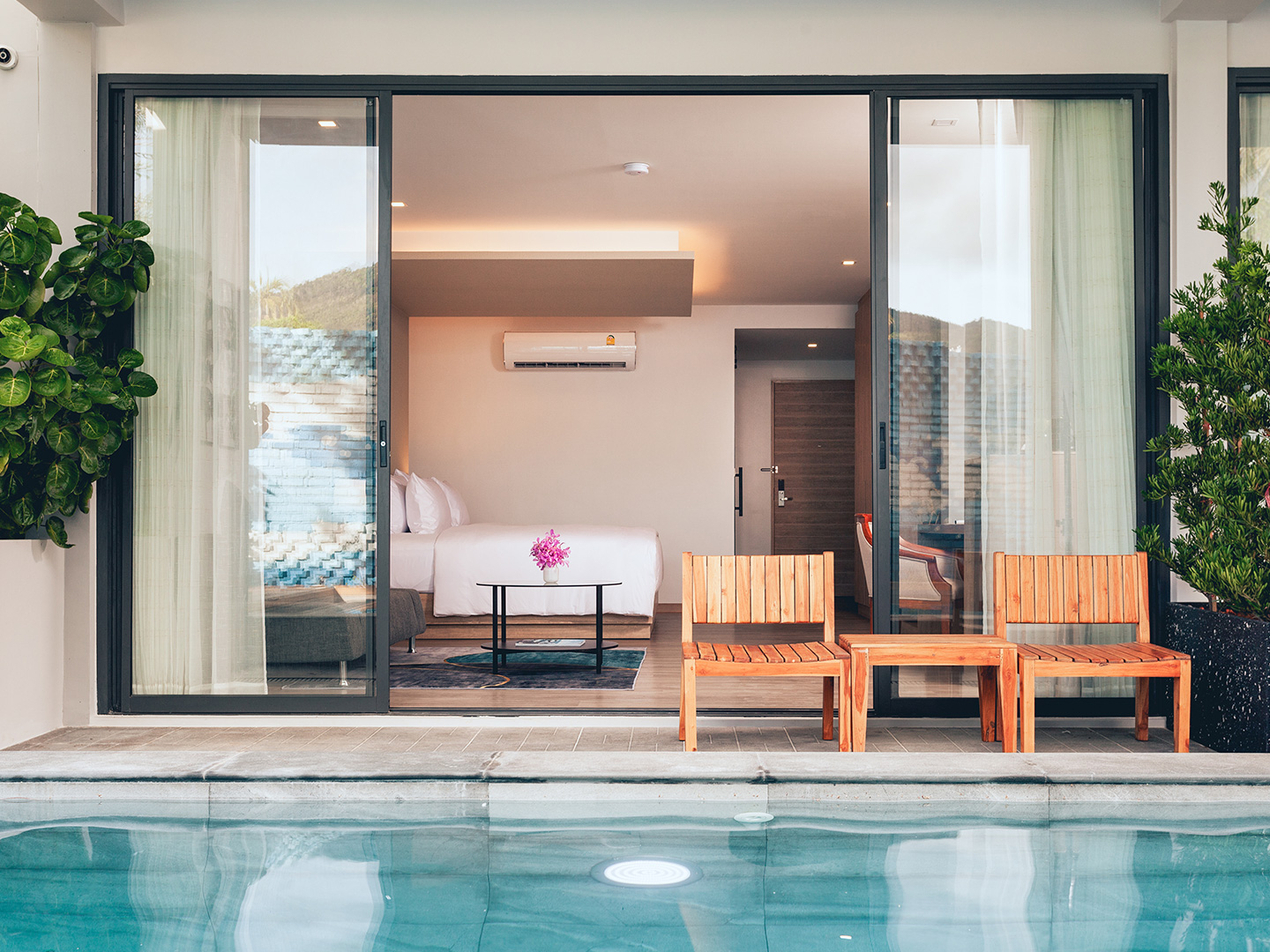 Deluxe Pool Access Room